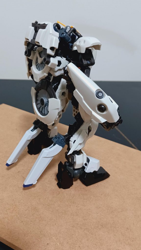 腕は大型のままです、近接格闘特化型、、と言い訳してますが、何の武器を持たせばいいか、イメージがわかなかっただけです、