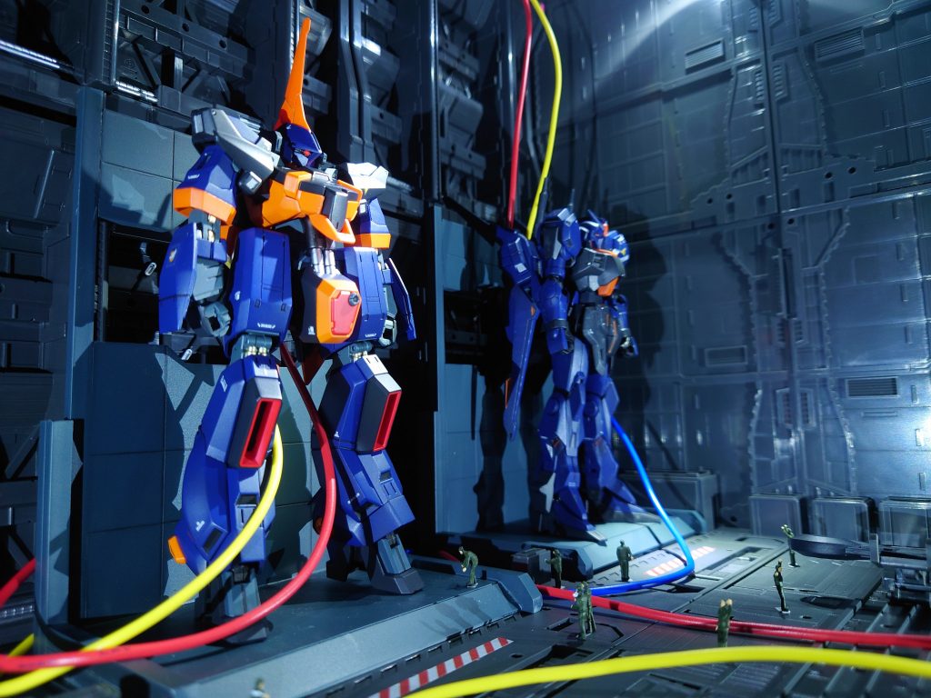 ティターンズの格納庫に見えればと思い少し遊んでみました。