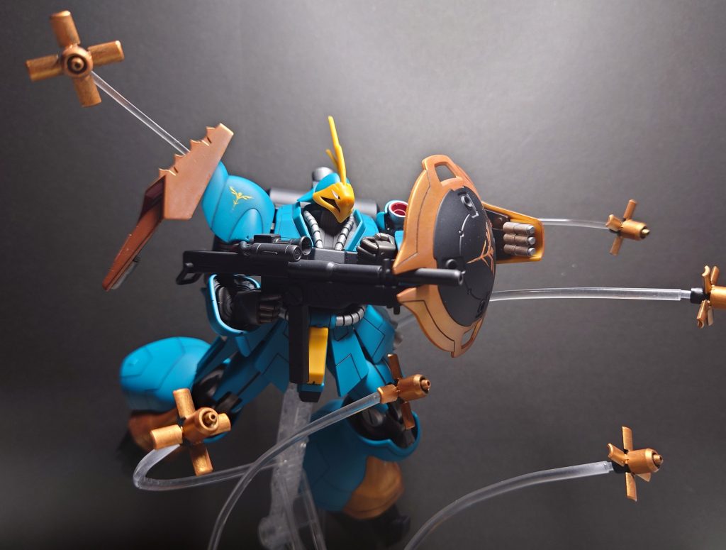 ファンネル大好きです。キットに2mm経のプラ材が付属なのでとても良心的です。下から生やしてる子達は3mm経の太いやつに2mm経を接着してます。