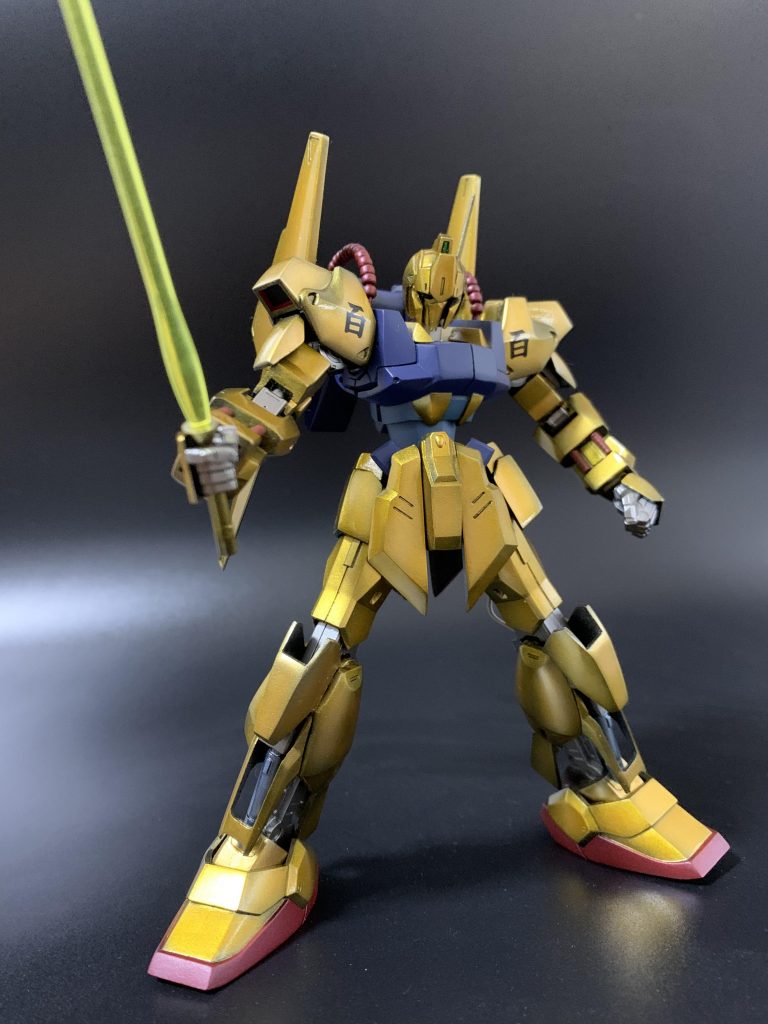 ビームサーベルも決まります。元は一体成形単色のサーベルを分割してクリアのビーム刄をさせるようにしました。