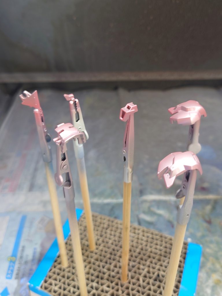 赤部分はシルバー下地にピンクでグラデーション後にプレミアムパールレッドで仕上げました。赤にもピンクにも見えます