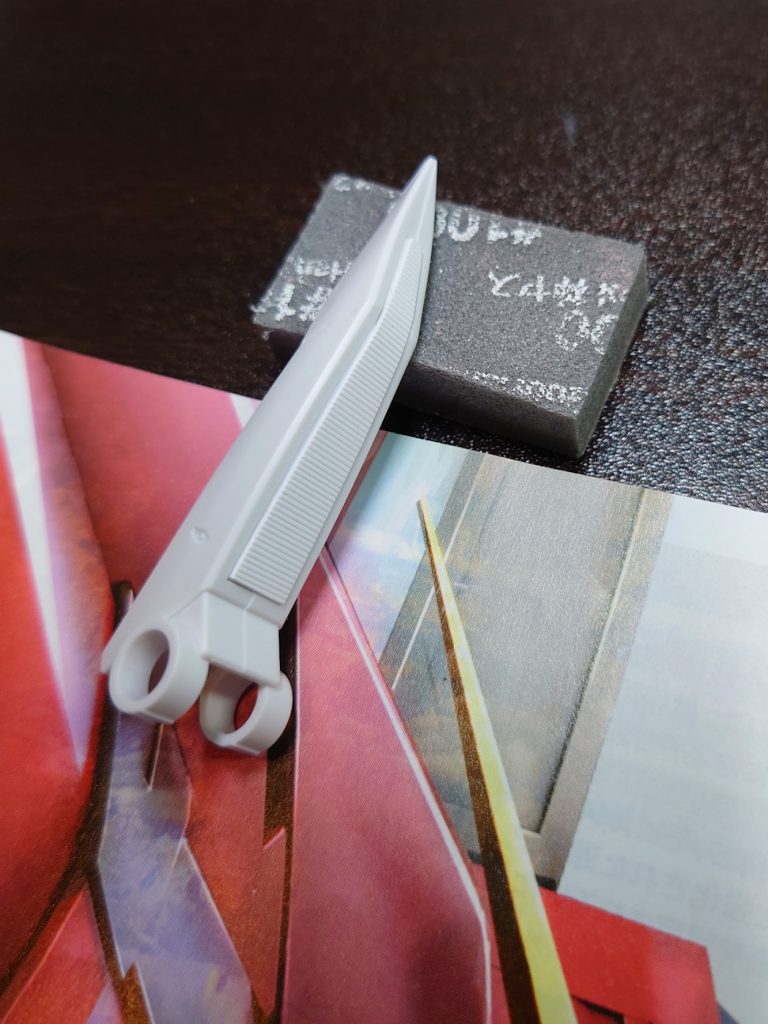 なにもなく寂しかったのでスリットプラ板でディテールアップしゴールドで塗り分けました