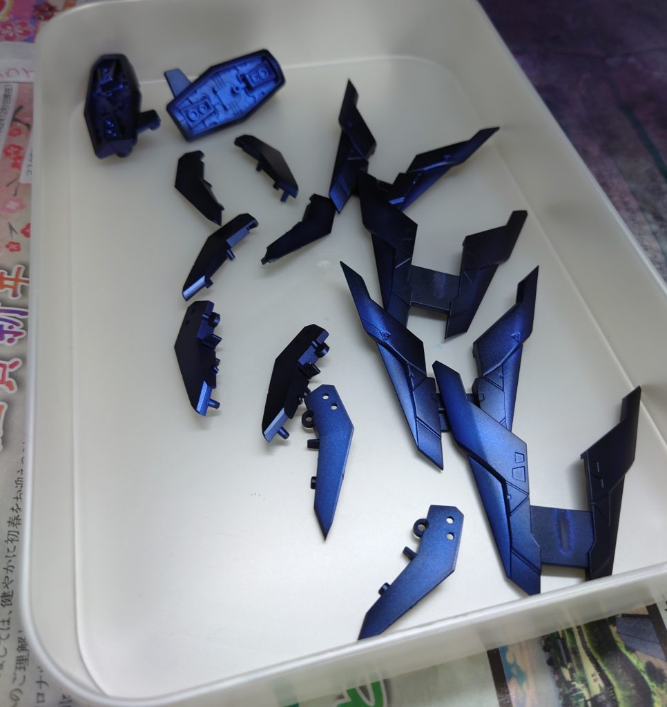 ダークブルー部分はグラデーションで青にも紫にも見えるように