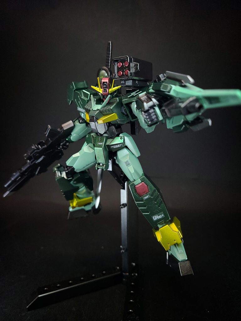 アームズシールド左腕に装備する防御兵装。ダブルオークアンタのGNシールドを改造した装備。裏側に大口径キャノン砲が組み込まれている他、両端にはコンバットナイフを収納している。