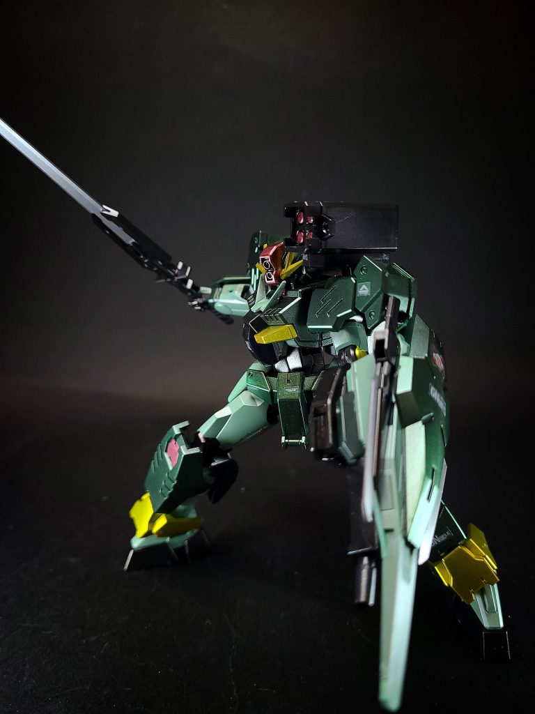 コマンドソードバックパックにマウントされた大型の実体剣。刀剣としての斬撃だけでなく、鉈のような切削にも使用出来る。ミサイルランチャー左肩上部に装備された4連装のミサイルランチャー。バックパックの大型センサーユニットと連動し、高い命中精度を誇る