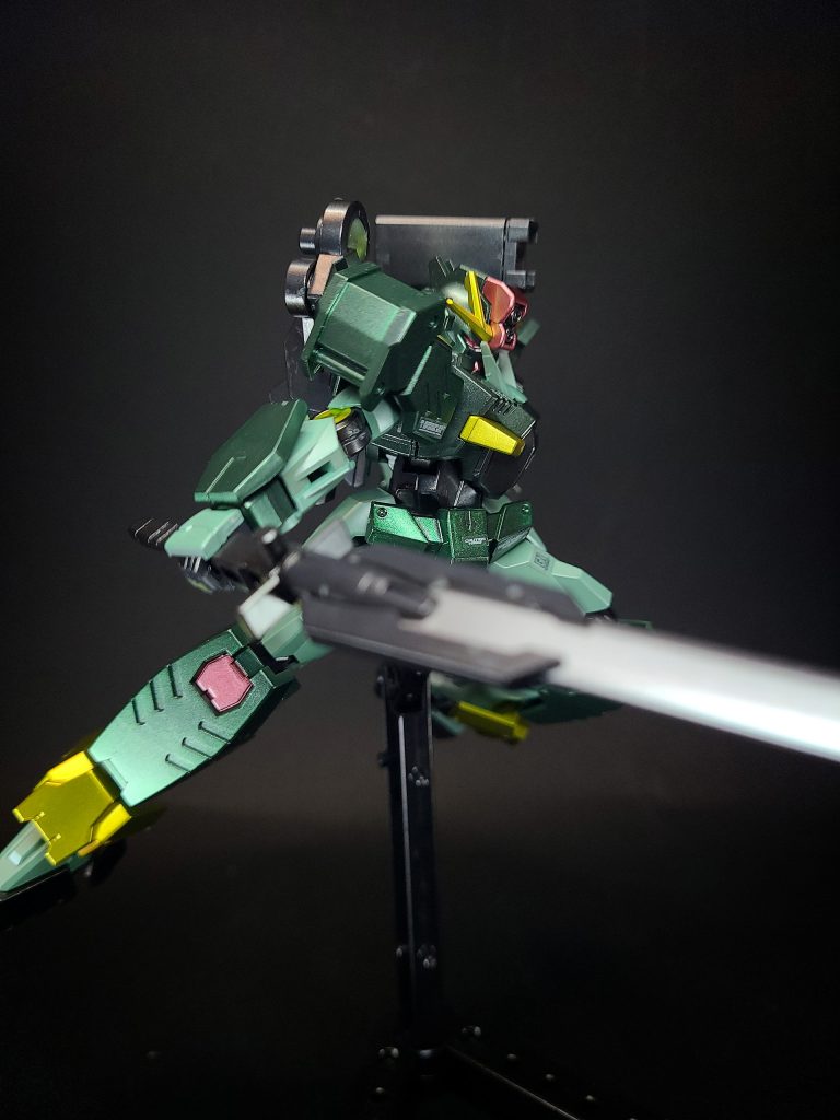 必殺技 クアンタムフォース”タイプアサルト”全身を緑色に発光させ、量子ワープを繰り返しつつ様々な場所から様々な攻撃行動を相手が撃破されるまで継続する必殺技。単機から繰り出される超速で苛烈な連続攻撃はまるで複数の精鋭兵士による部隊の総攻撃のように見える。