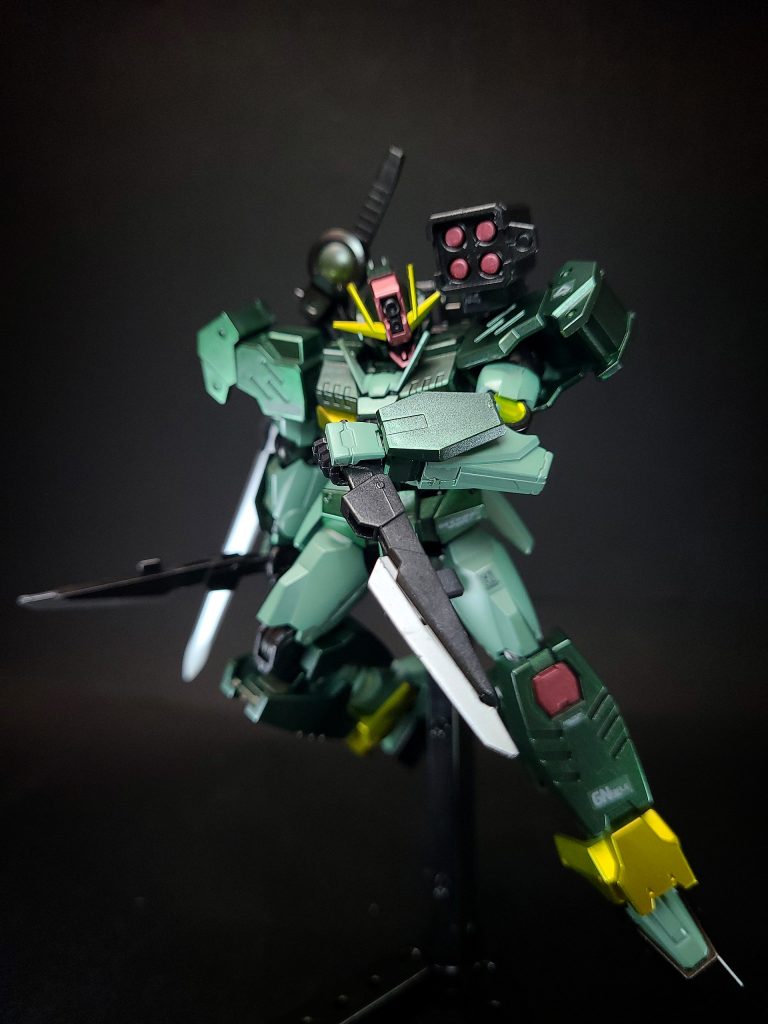 コンバットナイフアームズシールドに収められた二振りのナイフ。全ての装備をパージしていき、軽装状態となった本機が手にする最後の牙である。キャノン砲シールド裏側に搭載された実体弾砲。