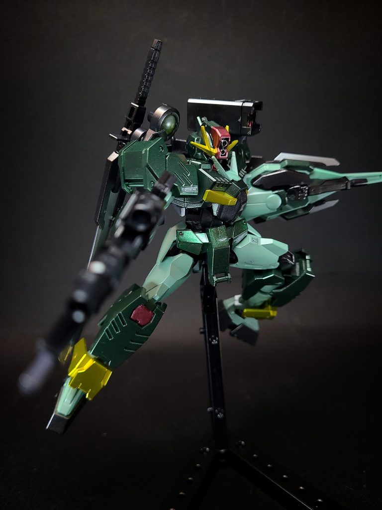 ヘビーマシンガン本機のメインウェポンとなる重機関砲。優れた制圧能力を発揮する他、銃身下部には近接戦闘用のブレードが装備されている。