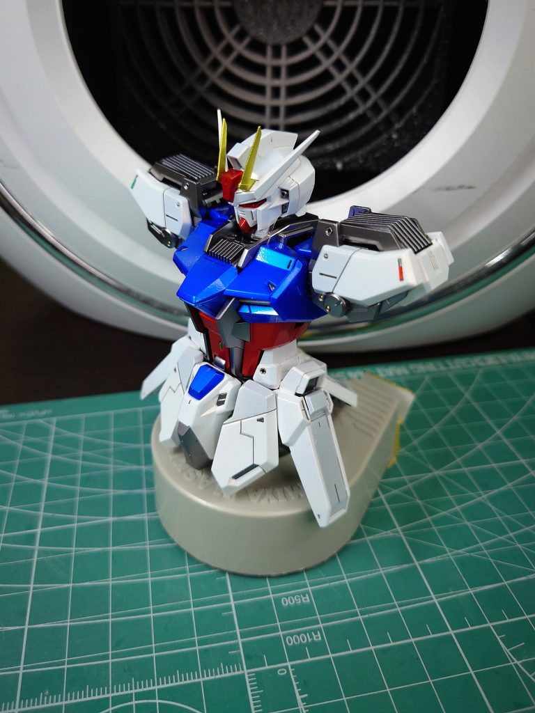 肩上、胸元にディテール追加。フロントアーマーの広い面にパネルラインを追加