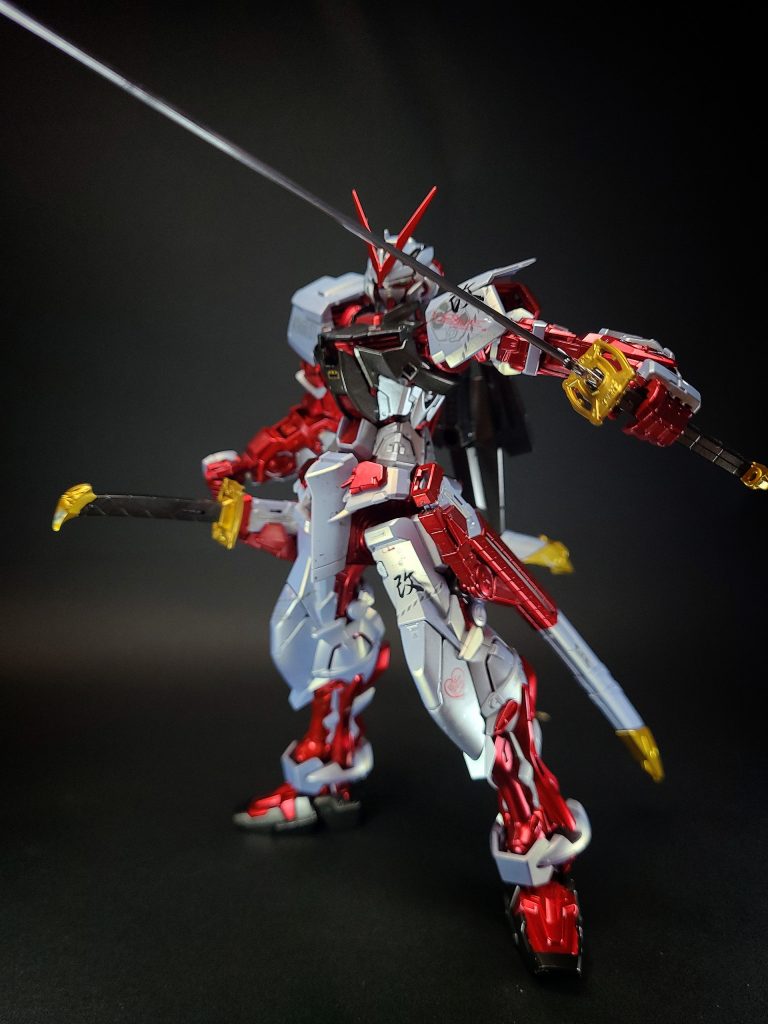 ロウの持つ技術の集大成とも言える機体であり、様々な機能が盛り込まれている。その中にはドラグーン・システムやヴォワチュール・リュミエール、ローエングリンランチャーなど本機のスペック及びパイロット能力的に単機では使用不可能な物もある。基本的な機能はタクティカルアームズIILに依存しているため、これを失うと機能のほとんどが使用不可能となる。タクティカルアームズIILは用途によって可変させることが可能で、タクティカルアームズをマウントしたノーマルフォーム、通常時のVフォーム、弓状に変形させるアローフォーム、飛行形態のフライトフォーム、作業時のワークフォーム、大剣に変形させるソードフォーム、ヴォワチュール・リュミエール使用時のデルタフォームに変形する。本機の性能を最大限発揮するには核動力が必要だが、今後も搭載する予定はないとしている。