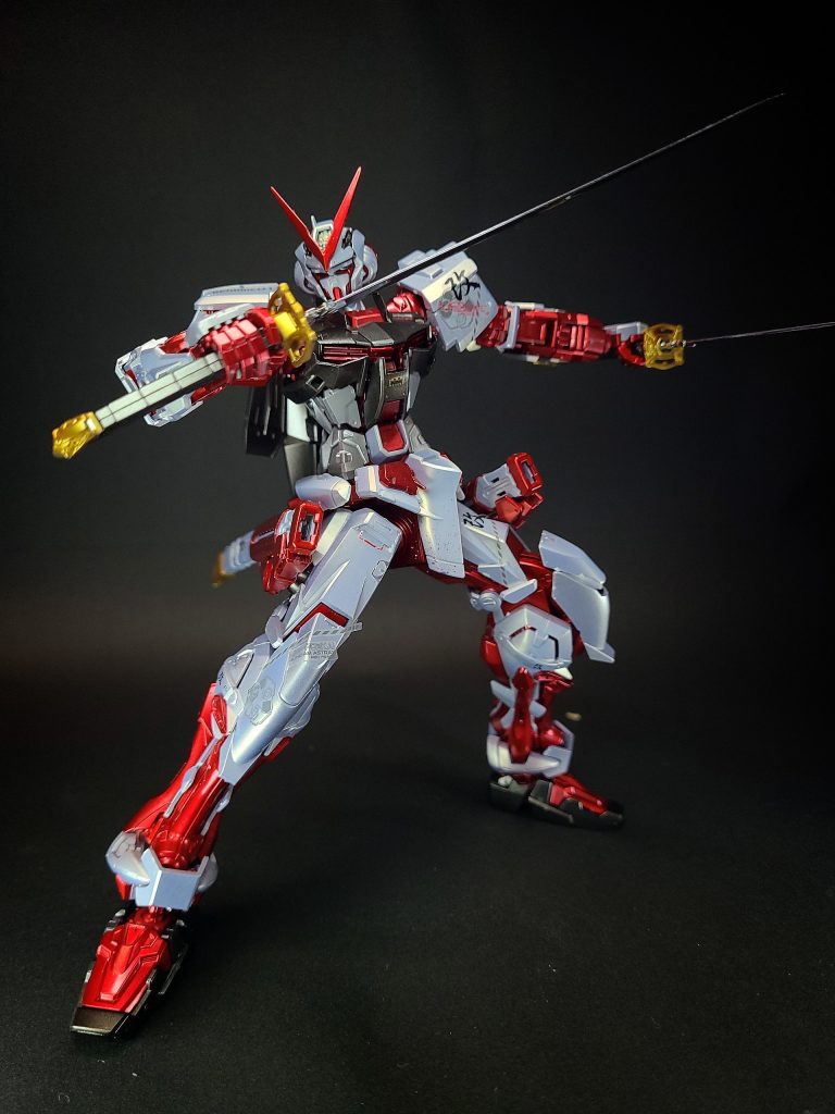 武装・必殺攻撃75mm対空自動バルカン砲塔システム「イーゲルシュテルン」頭部に2門内蔵されている。ガーベラ・ストレート腰部左側に装備されているMSサイズの日本刀。MSを一刀両断に出来るほどの切れ味を誇り、ビームをも切り裂く事が出来る。タイガー・ピアス腰部右側に装備されているMSサイズの日本刀。ガンダムアストレイ レッドフレーム レプリカが装備していたものである。タクティカルアームズIIL背部にマウントされている複合武装。ガンダムアストレイ ブルーフレームセカンドリバイのタクティカルアームズIIと一緒に作られた物にターンデルタのパーツを組み込んでいる。通常時はVフォームに変形させているが、用途に応じて変形させる。ドラグーンとして遠隔操作することも機能としてはできるが、ロウがコーディネーターでないこととドラグーン・システムが第一世代のため使用できない。