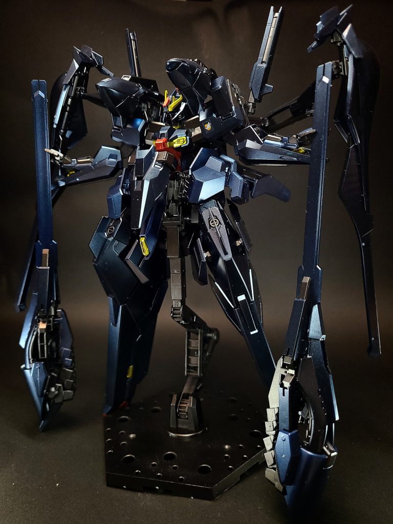 特殊機能換装機体各部に強化パーツを装着可能。肩部コンテナや膝部ウェポンベイに各種武装を内蔵可能。万能化換装システムとそれを支える強化人間人格OSによって敵の装備を奪い野戦換装を行うといった芸当も可能。分離・合体フルドドIIと、それを介した大型パーツとの分離・合体が可能。Gトップ・ファイター、Gボトム・ファイター、更にはプリムローズIIへの分離が可能。変形モビルアーマー形態への可変機構を持つ。またガブスレイと同様、脚部のみを変形させる中間形態へ移行する事が可能。