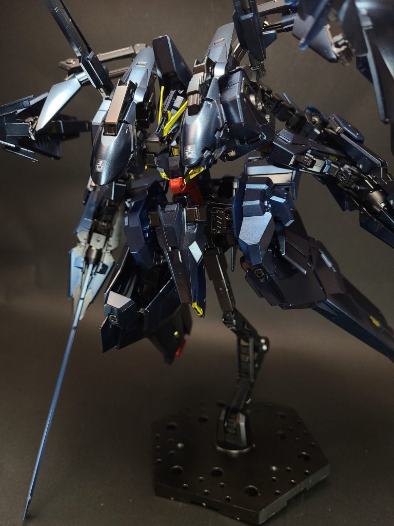 強化人間人格OS(BUNNyS)ガンダムTR-6に搭載された特殊OS。機体制御はもとより、万能化換装システムの柔軟性を支える重要なOSでもある。OS自体がサイコミュを扱えるという特徴を持ち、一般兵であってもファンネルといったサイコミュ兵装を扱う事が可能となる。その性質上、強化人間パイロットが使用すれば、更に強大な力を発揮する。Gトップ・ファイター及びGボトム・ファイター分離時には片側の機体操作を半自立的に担う事も可能。