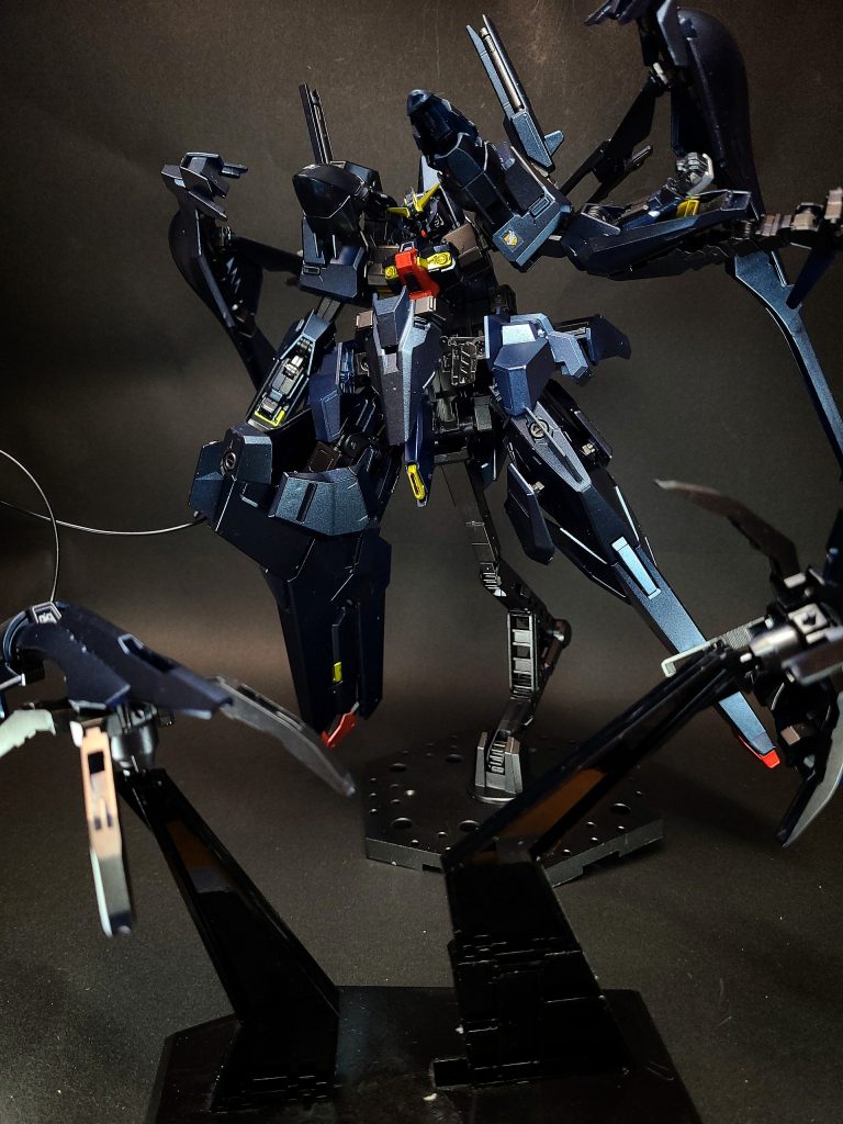 武装・必殺攻撃コンポジット・シールド・ブースターシールド、ブースター、ロング・ビーム・ライフル、ヒート・ソード、クロー・アーム・ユニットといった機能を備えた複合兵装。ガンダムTR-6の主兵装。多彩な装備を内包し、格闘戦・射撃戦双方に対応可能な他、クロー・アームはワイヤーによる遠隔操作によってウインチ・ユニットとしても使用出来る。また、Iフィールド発生器も備えており、シールド周辺に展開して敵のビームを防御する。