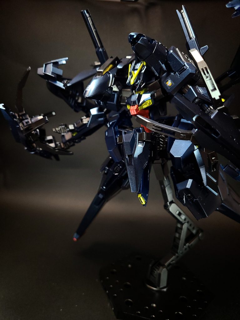 ハイメガ粒子砲ボディ・アーマーに内蔵されている高出力のメガ粒子砲。使用時には胴体中央部のハッチが回転する事で砲身が露出。モビルアーマー形態では更に機首方向に回転する。ハイメガ粒子砲を運用する為にボディー・アーマーの左右にはサブジェネレーター等の補機が搭載されている他、モビルアーマー形態時の同軸砲として中央部先端には機関砲も備えている。メガ粒子砲背部ブースター・ポッド(モビルアーマー形態の機首部分)に内蔵されているメガ粒子砲。普段はハッチが閉じているが、使用時に砲身が展開される。ハイゼンスレイIIラー形態時にはフロントアーマーにも増設され、ハイメガ粒子砲とともに縦二門で配置されたレイアウトは、サイコガンダムやドーベン・ウルフの胸部メガ粒子砲に連なる物となっている。肩部ビーム・キャノン両肩に装着されているビーム・キャノン。ガブスレイのそれを模した装備。