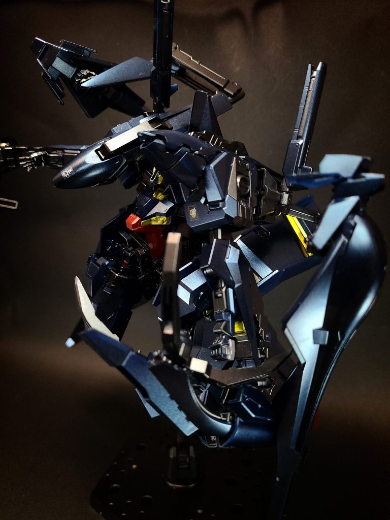 スプレッド・ビーム砲腰部に装備されている拡散ビーム砲。使用用途はガブスレイやフライルーのそれに準じる。膝部ウェポンベイモビルアーマー形態時に使用可能な武装を収納するウェポンベイ。ミサイルランチャーやビーム砲などが収納される。肩部コンテナと同規格。脚部クロー・アームガブスレイのそれと同じく脚部を変形させる事で展開される大型クロー・アーム。モビルアーマー形態での使用の他に、脚部のみを変形させた中間形態でも使用できる。