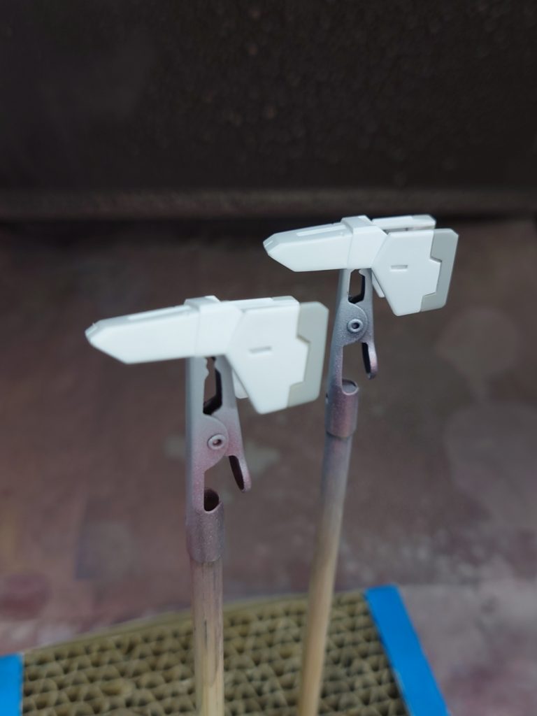 腕の広い面にパネルラインと塗り分けを追加