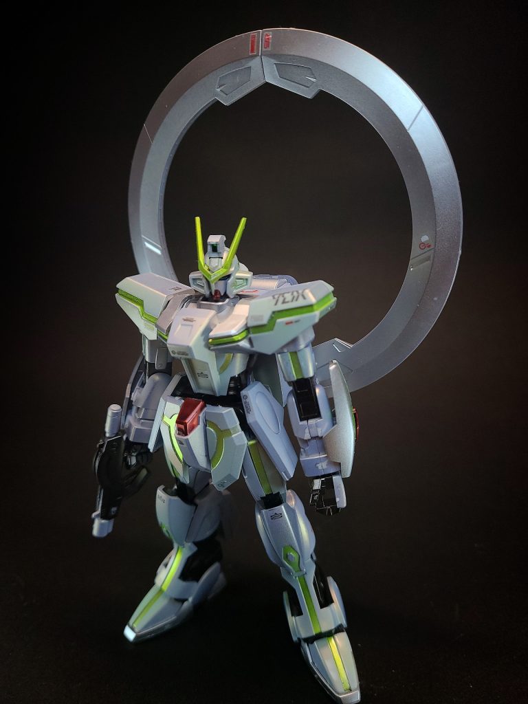 将来人類が本格的に火星以遠への進出(*1)を行うことを見越してDSSDが推進する「GSX-401FW スターゲイザー計画」、その中核となるべく建造された機体。民間研究機関用の機体であることから、純粋な攻撃兵装は内蔵せず装甲も戦闘用MSより薄い。腹部や脛などは内部パーツが露出している。頭部はツインアイに斜め上方に伸びたブレードアンテナなどガンダムタイプ的な要素を持つ一方バルカンなどは無く、代わりに多数の情報収集センサーなどが詰め込まれ側頭部にボリュームがある。そして大きな特徴として装甲各部に入った線状のスリットと背面に背負った巨大なリングパーツが目を引く。