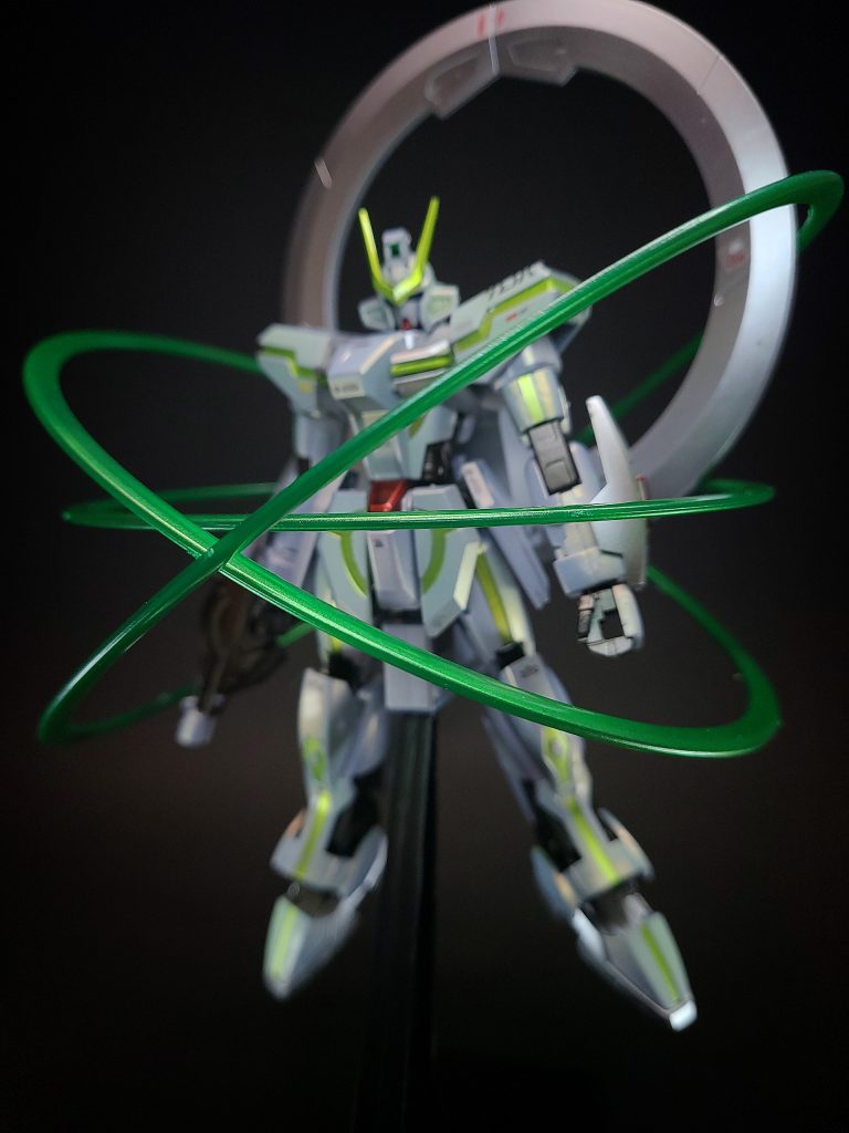 主に探査活動を目的とした機体であるが、膨大な時間を要する惑星間移動を伴う有人探査活動はパイロットの心身に掛かる負担が大きく、C.E.73年時においても現実的ではなかった。そこで本機は無人での運用を前提に、胸部に自己対話型複列分散処理AIを搭載することで、様々な事象に対して人間のように自ら考えて判断し、行動できるよう設計された。しかし、AIによる完全な自律行動を行えるようにするには、予め人間が機体に搭乗して操縦し、そのデータをAIに反映させて大量の経験値を積ませる必要が生じる。それが無ければこのAIはただの「凄いスーパーコンピュータ」に過ぎないのである。そのため、AIユニットが収納された胸部ユニットは有人運用のためのコクピットユニットに換装できるようになっている。AIユニットとコクピットユニットは外観は同じだが、有人用コクピットはメインの操縦士と情報収集など行う補助員が前後の座席に同乗する複座式で、通常のMSよりやや広い作りになっている。