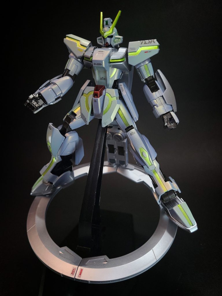 ヴォワチュール・リュミエール(VL)背中に装備されている惑星間推進システム。意味はフランス語で「光輝ける運び手」。巨大な輪の形をした「ヴォワチュール・ユニット」から微粒子の膜を形成し、空間構造を歪めることで「量子ディラック干渉」を発生。そこに受けた太陽風をはじめとする荷電粒子を光に変換し機体を移動させるというもの(*2)。荷電粒子ならどれでもいいので、外部から受けたビームも変換できる(*3)。なので太陽風を安定して供給され続ければ搭載している推進剤を消費することなく、理論上は無限に加速し続けられる。