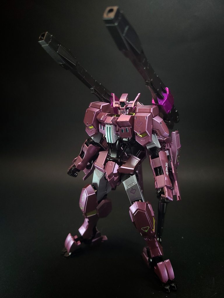 2基のリアクターの出力を遠距離砲撃に特化させた機体で、地上では腰部を起点に下半身を180度回転させた四足歩行の砲撃モードに変形することで、射撃時の姿勢安定と反動吸収、発射後の素早い回避機動を可能としている[162]。発掘時はコクピットが取り外されていたため、テイワズ系MSのコクピットが新たに移設される[163]。