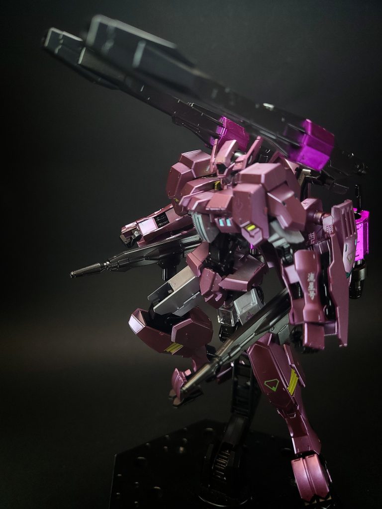 武装は、背部の超長距離射撃用レールガン[注釈 25]2門、背部から両脇に展開する手持ち兼用の120mmマシンガン2挺、先端が鉤状に湾曲したアサルトナイフ2本、前腕部のシールド[163]。レールガンはダインスレイヴであるため、鉄華団では禁止条約すれすれの弾丸を使用している[162]。また乱戦下では、ロングバレルから移動時の砲撃に適したショートバレルに換装して運用される[306]。革命軍とアリアンロッドとの戦いでは、テイワズ製MSのフレーム材を加工して製造された本来のダインスレイヴ弾頭を使用する[注釈 26]。