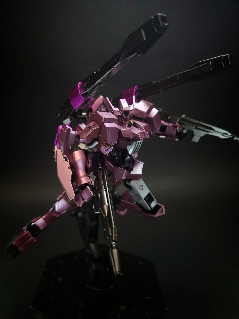 特殊機能阿頼耶識システムナノマシンを介してパイロットの脳神経と機体のコンピュータを繋げる有機デバイスシステム。変形四脚型の砲撃モードに変形可能。レールガン使用時、より安定した砲撃を可能とする為に行う[3]。