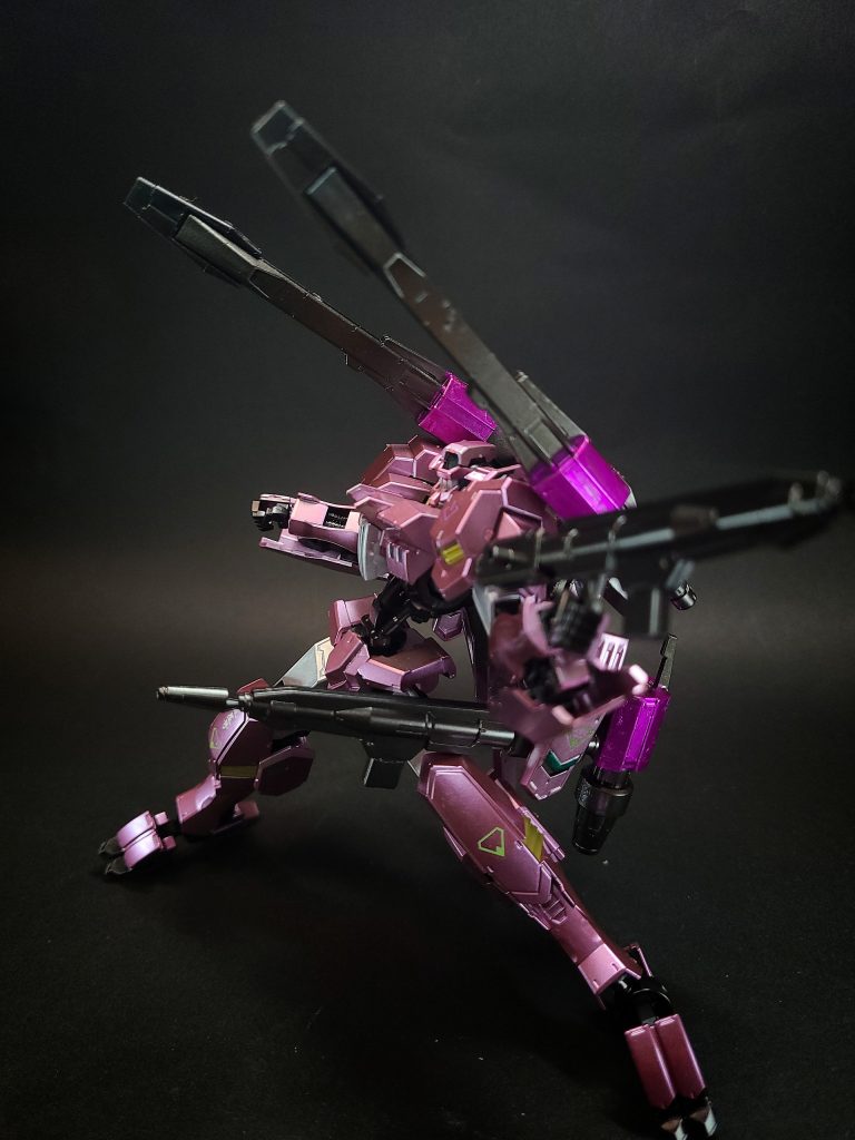 武装・必殺攻撃背部レールガン (ギャラクシーキャノン)背部に2基装備されている超遠距離射撃用レールガン。使用時にはバレルと機関部を接続し、バレルを伸張させ、チャンバー内で弾頭・装弾筒・推進器の3つのパーツを合体させることで1つの弾体を形成。ツインリアクターシステムから生み出される超大なエネルギーを集中することで、弾丸を爆発的なスピードで撃ち出し、圧倒的な破壊力を生み出す。シノによってギャラクシーキャノンと命名されている。なおレアアロイ製の特殊弾丸は禁止兵器であるため、鉄華団は禁止条約すれすれの通常弾頭を使用している。