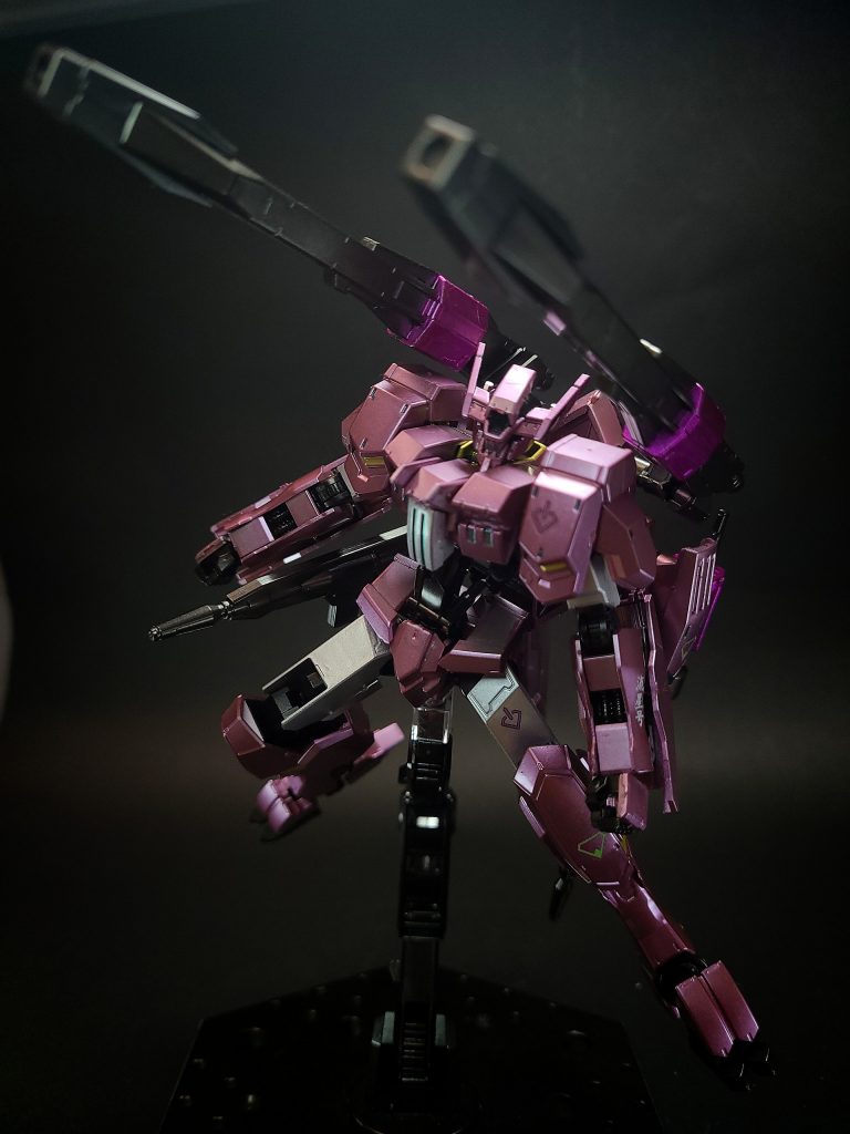 ダインスレイヴ (スーパーギャラクシーキャノン)高硬度レアアロイ製の特殊弾丸を用いたレールガン。整備士のヤマギ・ギルマトンがフラウロスから得たデータから発注し、テイワズのエンジニアによりMS用フレーム素材を原料に1発だけ試作された。使用時にはレールガン砲口から差し込む形で装填し、ツインリアクターシステムの出力を用いて撃ち出される。その威力はMSのナノラミネートアーマーはおろか、艦艇の装甲すら貫通するほど。シノによってスーパーギャラクシーキャノンと命名されている。