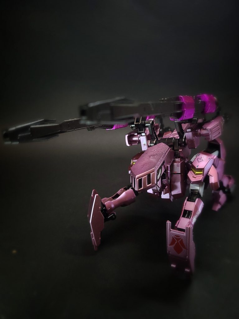 ショートバレルキャノンレールガンから換装する形で背部に2基装備されるショートバレルレールガン。砲撃モードへ変形することなく充分な能力を発揮する武装として開発されており、後部の機関部は外されている。通常のレールガンに比べ威力は劣るが、取り回しや連射性能に優れている。高機動を活かした戦いや急襲攻撃にも対応しており、乱戦時に有効性を発揮した。