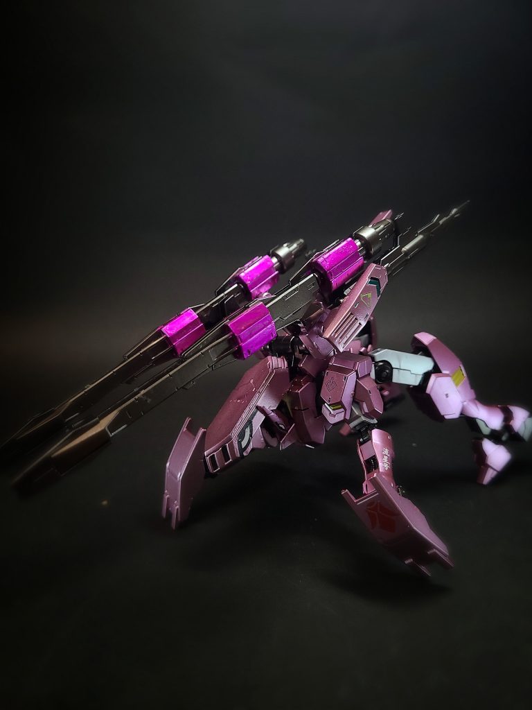 フラウロス専用120mmマシンガン2挺装備されている本機専用の120mm口径マシンガン。ストック部にはハードポイントが備わっており、バックパックにマウントすることが可能。マウントしたままの状態でも脇下から通す形で使用可能で、携行する際にはグリップを展開する。