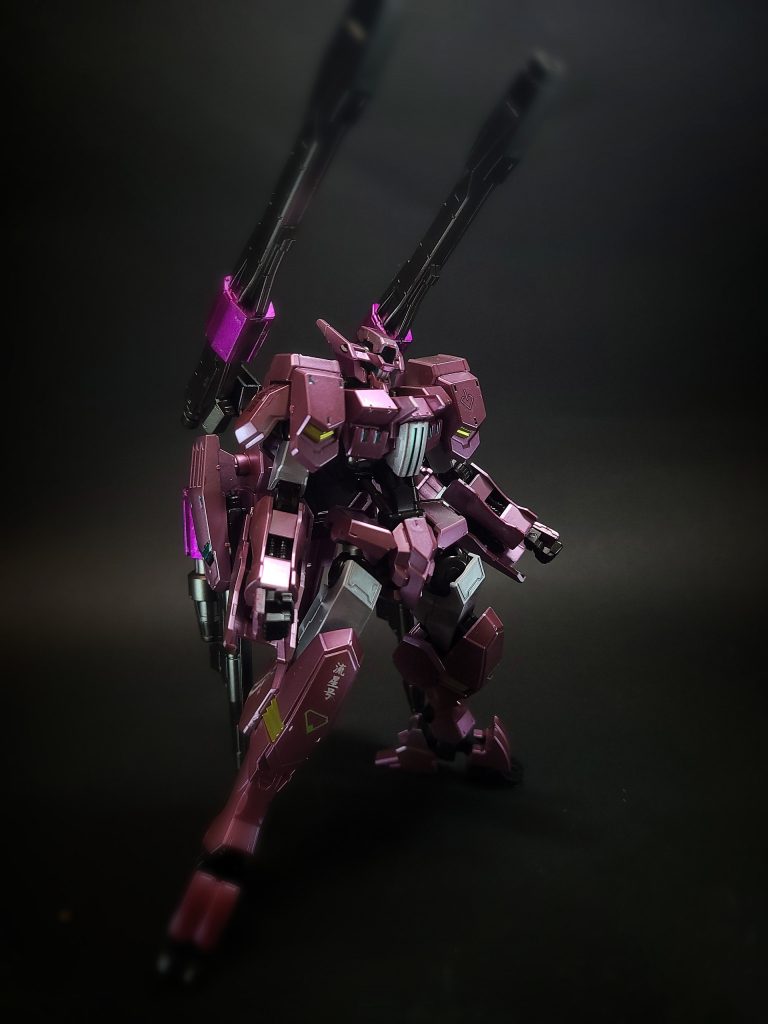 アサルトナイフ格闘戦用の専用小型ナイフ。先端が鉤状に湾曲しているのが特徴で、手斧とナイフの中間のような機能を持つ。本機にとっては緊急時の護身用で、一撃の威力よりもスピードを重視しており、極至近距離での使用に適している。小型であるため2基装備することも可能。非使用時にはバックパックにマウントすることが可能。シールド両前腕部に装備されている小型シールド。内部にはクローが備わっており、砲撃モードにおいて機体を地表に固定するために使用される。