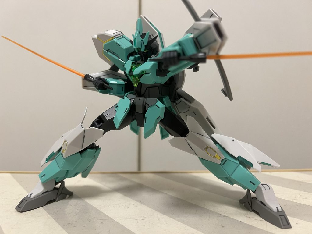 ストライクポーズ!緑の機体に緑のサーベルだと、映えないかなぁと色を変更。この色はロービジver.に付属するものですね。