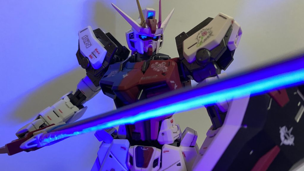 蛍光塗料を塗っているのでUVライトで光ります。