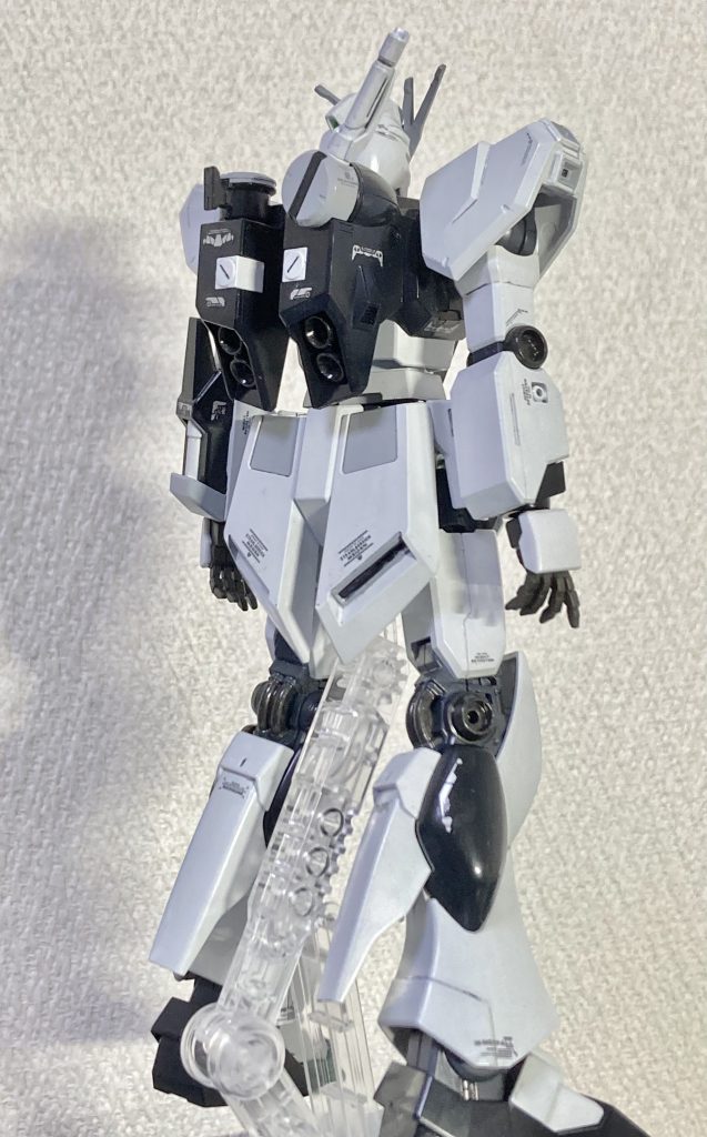 〈リアビュー〉ちゃんとこめかみのバルカン排莢穴のコーションデカールもすっごく小さいですが貼ってあります。