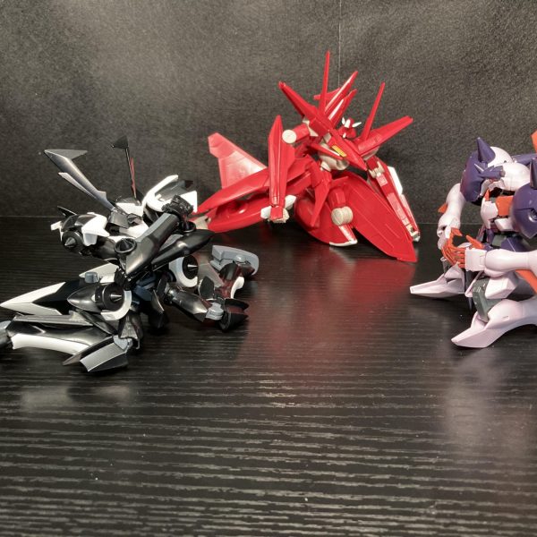 お久しぶりですウアオと申します！最近はガンプラ作ったりでまったりしたり勉強を急いだり小説書いたり読んだりともう色々やりすぎて眠いんですよね（現在時刻のせい）いつ投稿するのか分からないぐらい先になりそうな改造機のシルエットを公開しておきますね！最近は本当に昔懐かしいイカれたウアオ感が出せなくなってきていたりするのでたまには初心に帰ってみたいですね……（願望）では！またね！（3枚目）