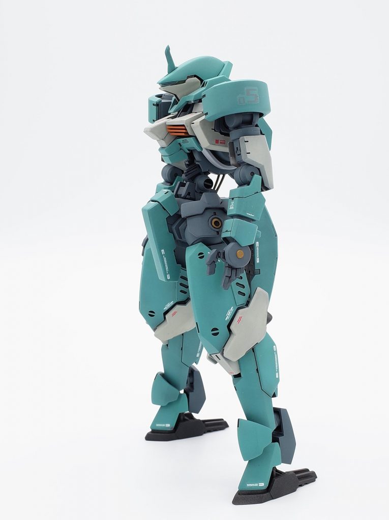 側面紅白デカールをアクセントにしています。