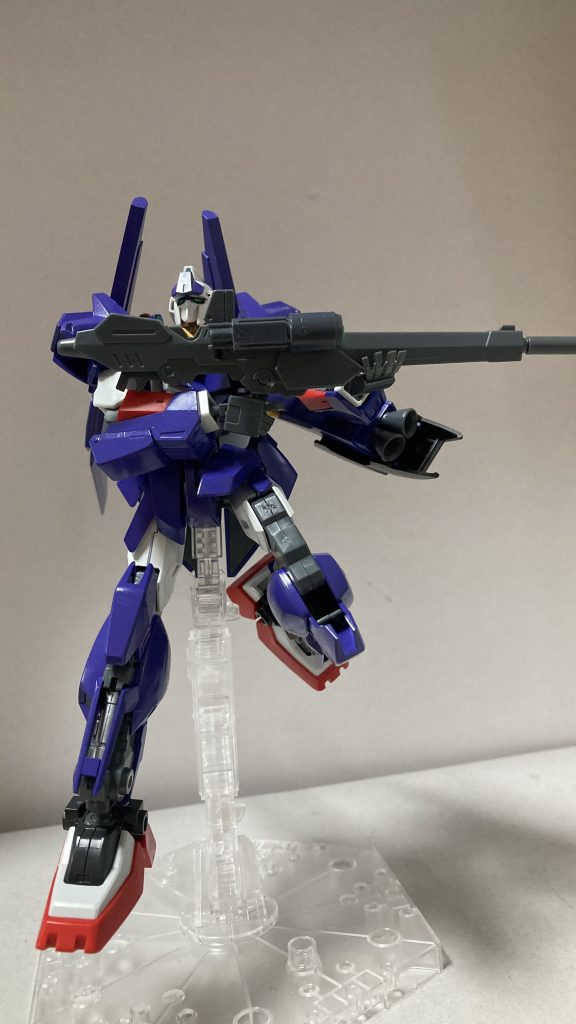 メインウェポン2 「ビームランチャー」設定としてはZのビームライフルのバレルを交換し、威力を強化したものとなっていますハンドグリップを前に移動し、元々のグリップ取り付け位置にクレイバズーカのジョイントを加工したものを付けています