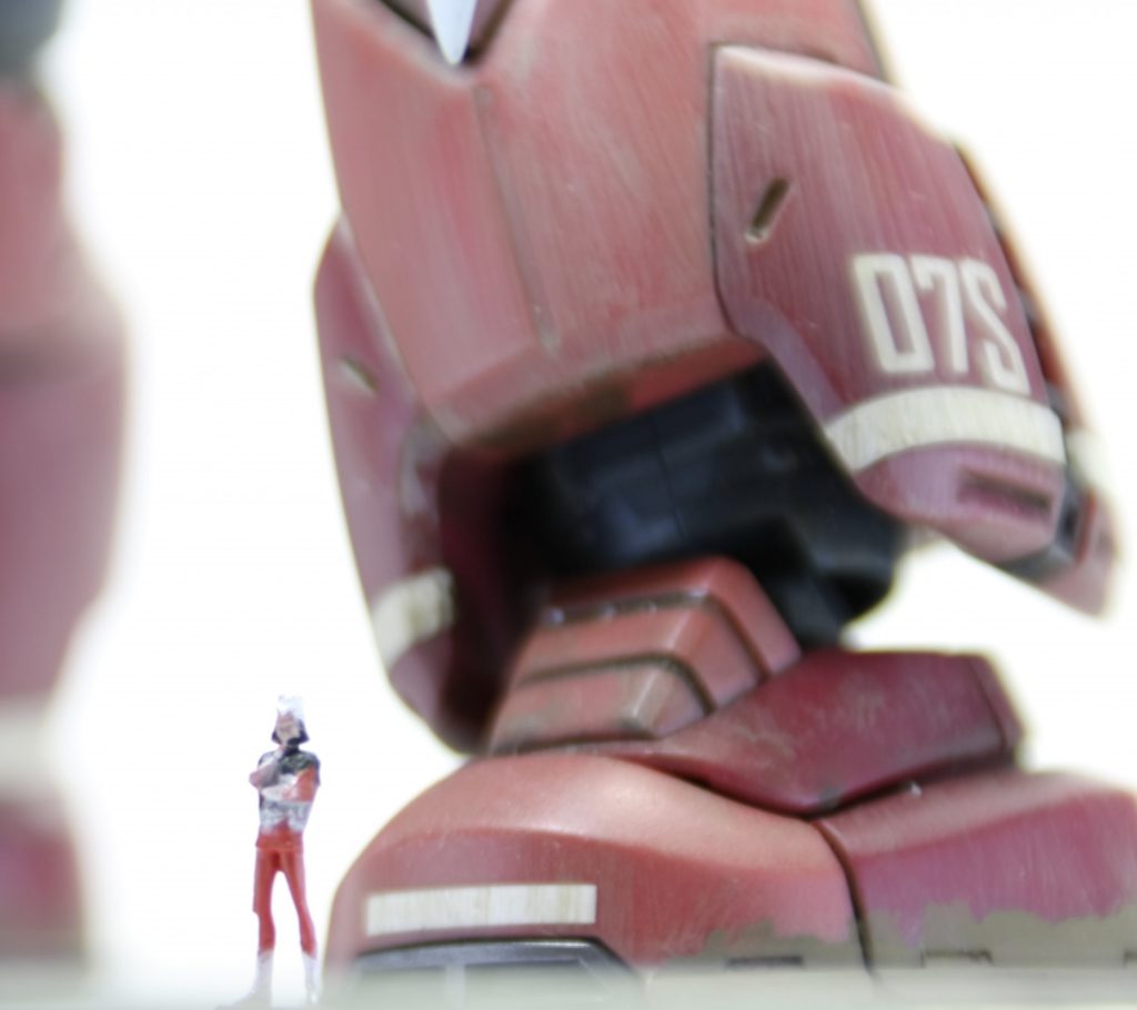 シャアらしき1/144フィギュア。あと付属のシールは使わず、手持ちの水転写デカールを使用。水泳部用のデカール作ってほしい。