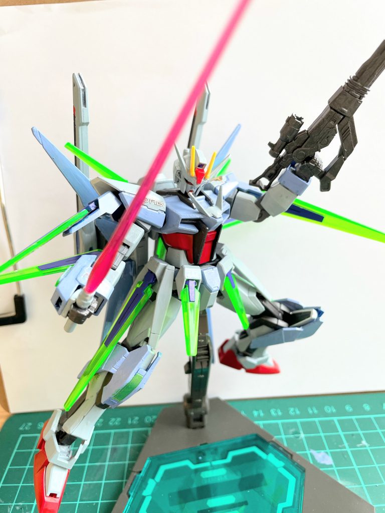 ビームサーベルを構えて