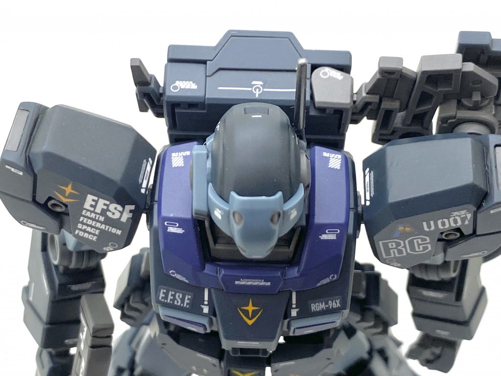 頭、肩に合わせ目があり、酷く白化してましたが混色が成功したので成型色と塗った所が全くわからない結果になりました。