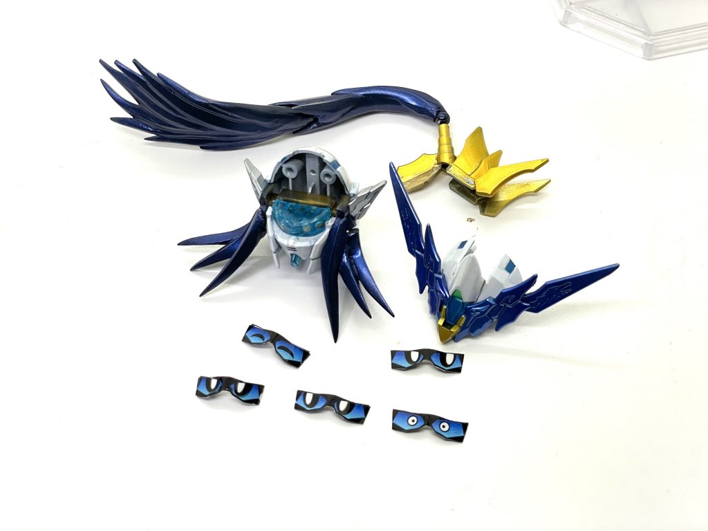 瞳差し替えもいつもの方式です。5種類の表情に対応。もみ上げはスプリング接続である程度、動かせます。