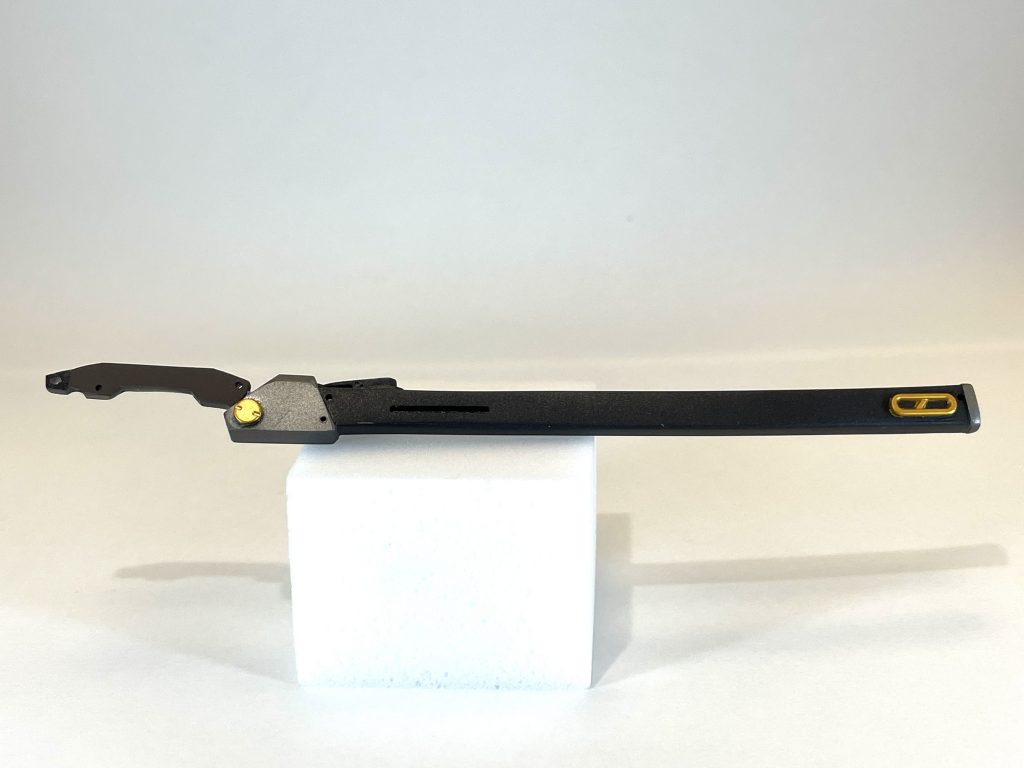 フルスクラッチで作成した刀と鞘です。鞘はシンプルにまとめましたが、ディテールが少ないのでもう少しディテールアップの修行が必要だなと感じてます。