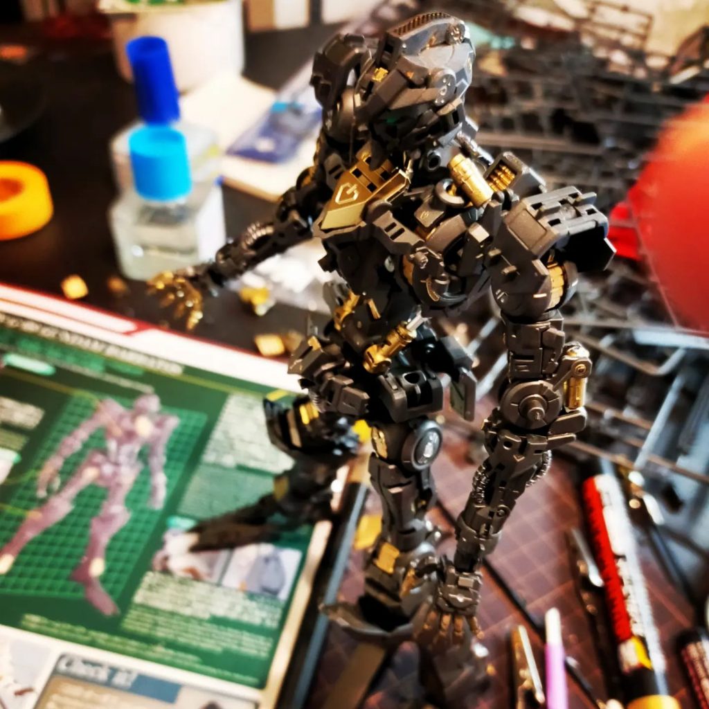 組み立ててる間、何じゃこりゃ？状態でしたが、フレーム完成後の胸部とシリンダーギミックには感動しました。この状態も良かったのですが、外装とりつけちゃったのでもう二度と拝むことはなさそう。