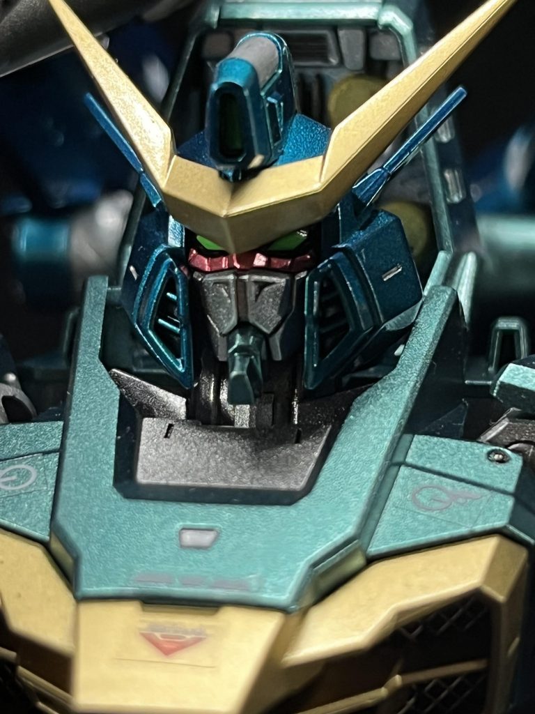 顔アップ蛍光色初使用ですが、良い発色ですね。角等のゴールドも、後からイエロー系を重ねようかと思いましたが、そのままで充分でした。悪役顔が大変良き。