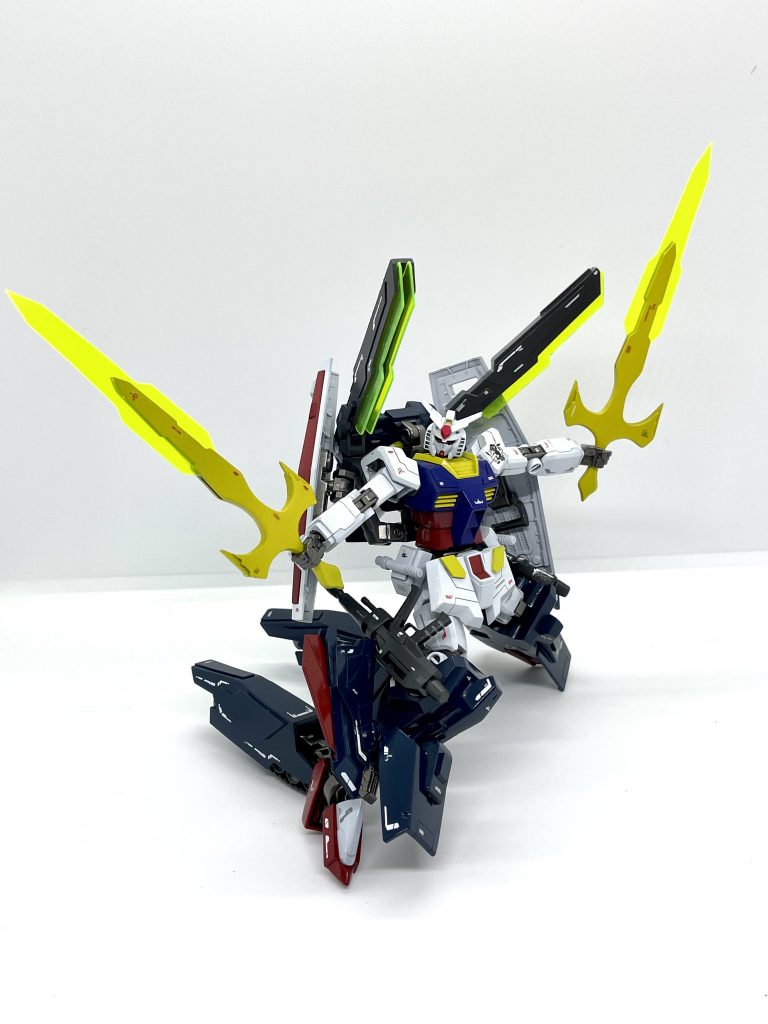 剣を持った状態。ビームライフルは脚部にネオジム磁石でくっ付きます。