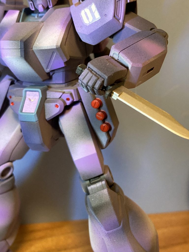 ナイフやサイドスカートのグレネードや下の画像のハンドガンのバレル部分もちまっと塗り分け