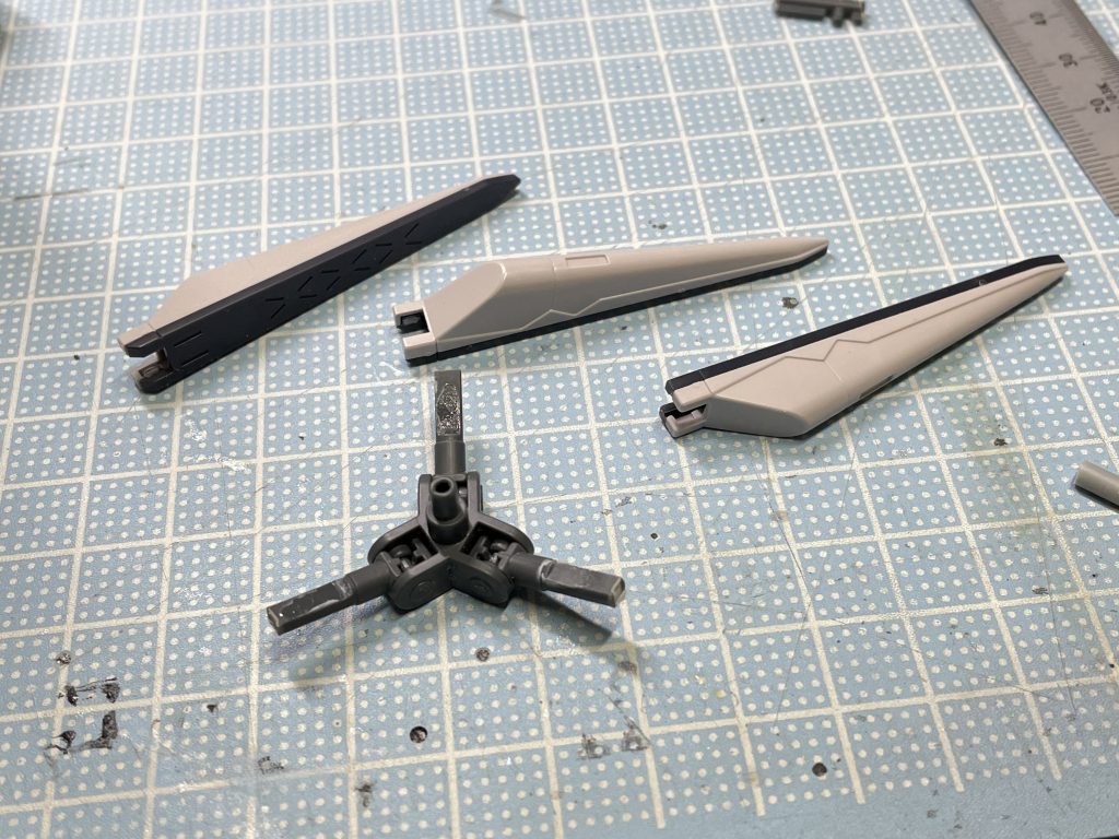 ジャイアントガトリングの三脚とフェイクνのフィンファンネル