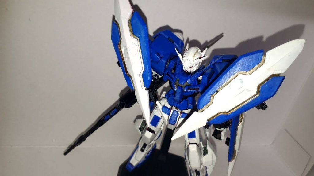 エクシアのシールドを左右の方のにアームで接続しました。GNドライブドライブが3基もあるんだからGNフィールドくらい生成させられるだろうということで、シールドの隙間を金色塗りそこからGN粒子を放出するという設定です。