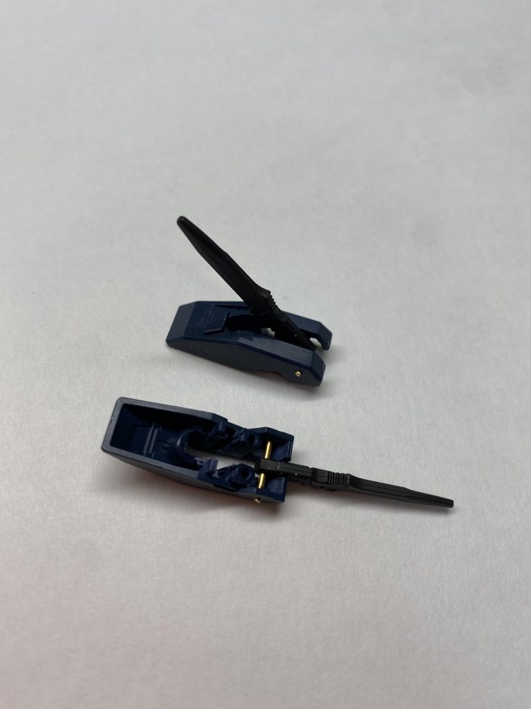 腕部ブレードは、ユーラヴェンのものにEGストライクのアーマーシュナイダーを仕込み、1mm真鍮線を通しました。